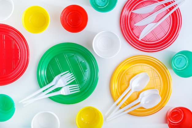 Foto een aantal plastic schalen op tafel