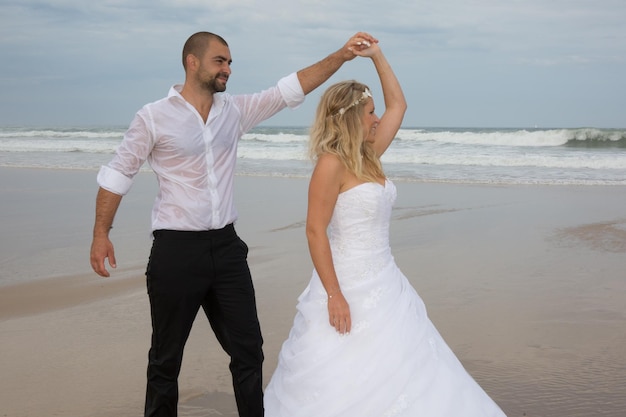 Een aantrekkelijke bruid en bruidegom trouwen aan het strand