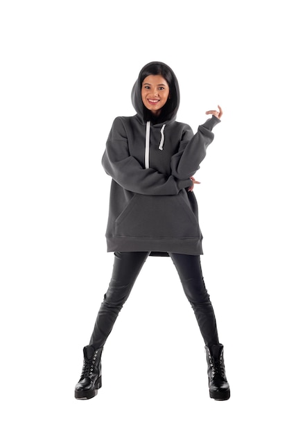 Een aantrekkelijke vrouw met een Latijns uiterlijk draagt een grijze hoodie met capuchon op een witte achtergrond Het meisje ziet er sexy en gelukkig uit De elegante brunette draagt een donker sweatshirt Allseason-kleding