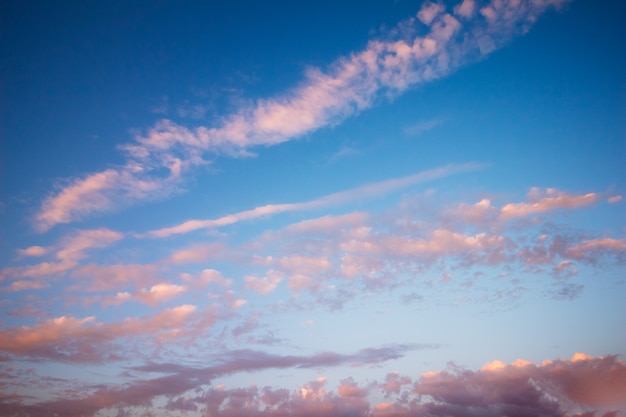 Een achtergrond van de ondergaande zon met wolken