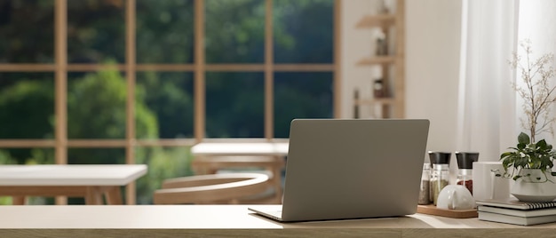 Een achtergrondbeeld van een laptop op een houten tafel in een gezellige Scandinavische co-workingruimte in een koffieshop