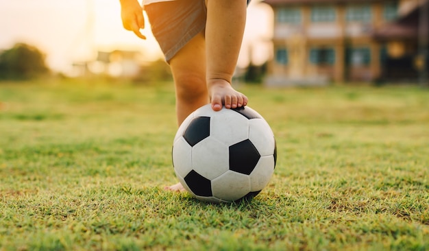 Een actiesportbeeld van kid playing voetbalvoetbal voor oefening in gemeenschap onder