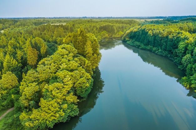 Een adembenemend landschap met een prachtige rivier, charmante lucht en weelderige bomen