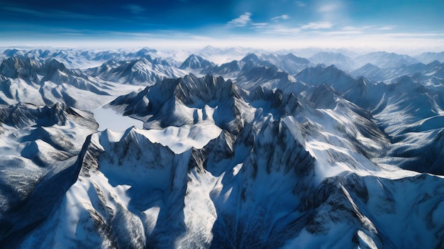 Een adembenemende luchtfoto van een uitgestrekte bergketen die de pracht en sereniteit van de natuur benadrukt