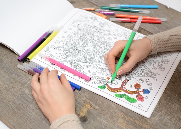 Foto een afbeelding van een nieuw trendy ding genaamd kleurboek voor volwassenen in deze afbeelding kleurt een persoon een illustratief en gedetailleerd patroon voor stressverlichting voor volwassenen