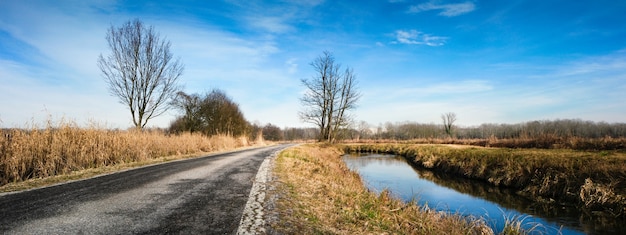 Een afgelegen weg op het Italiaanse platteland