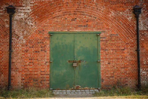 Foto een afgesloten groene deur bij hilsea lines ramparts castlemate