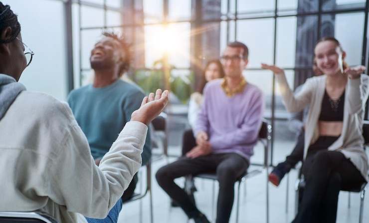 Foto een afrikaanse onderneemster die presentatie geeft aan zijn collega's