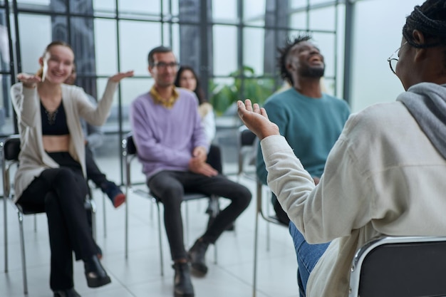 Een Afrikaanse zakenvrouw die een presentatie geeft aan zijn collega's in kantoor