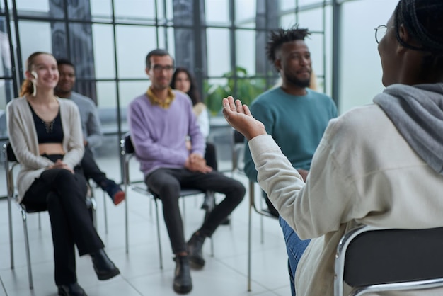 Een Afrikaanse zakenvrouw geeft een presentatie aan zijn collega's