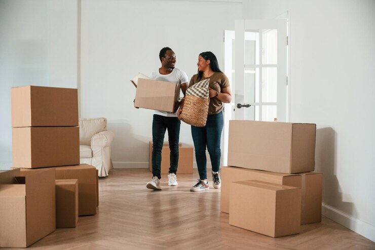 Foto een afro-amerikaans echtpaar verhuist naar een nieuw huis.