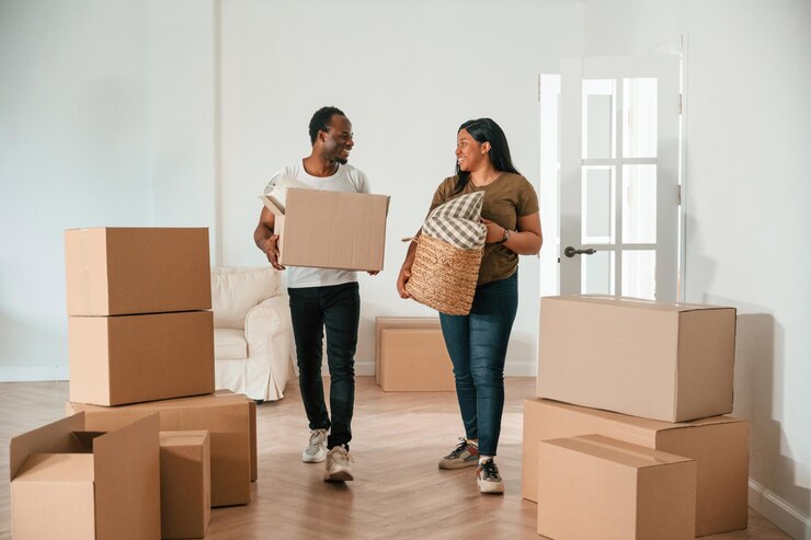 Foto een afro-amerikaans echtpaar verhuist naar een nieuw huis.