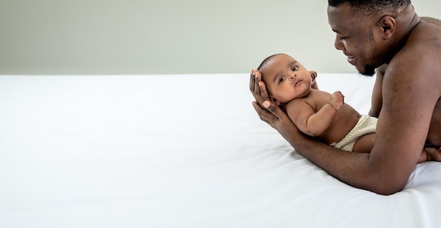 Een Afro-Amerikaanse vader gebruikte beide handen om het hoofd van zijn dochter te ondersteunen 3 rij oude pasgeboren baby