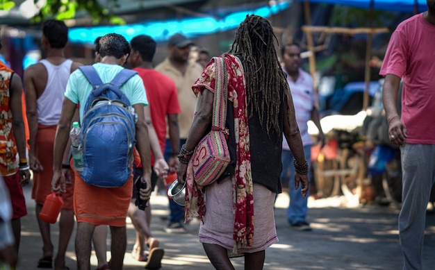 Een aghori die op de weg loopt hd