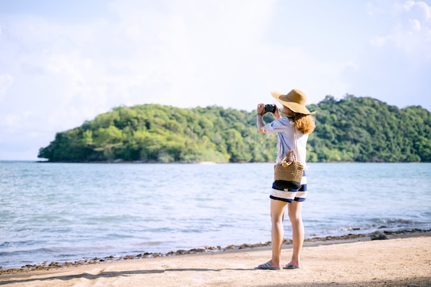 Een alleenstaande vrouw die een foto neemt op het strand, Koh Mark Thailand