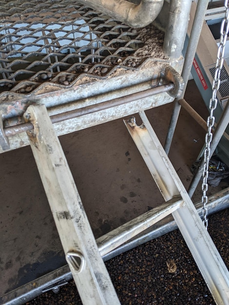 Een aluminium ladder die beschadigd is