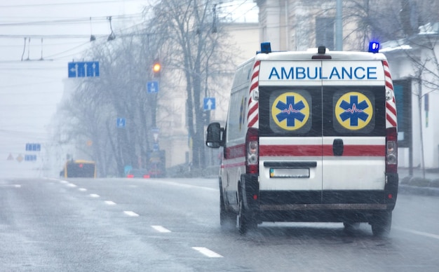 Foto een ambulanceauto rijdt met hoge snelheid door de stadsstraat