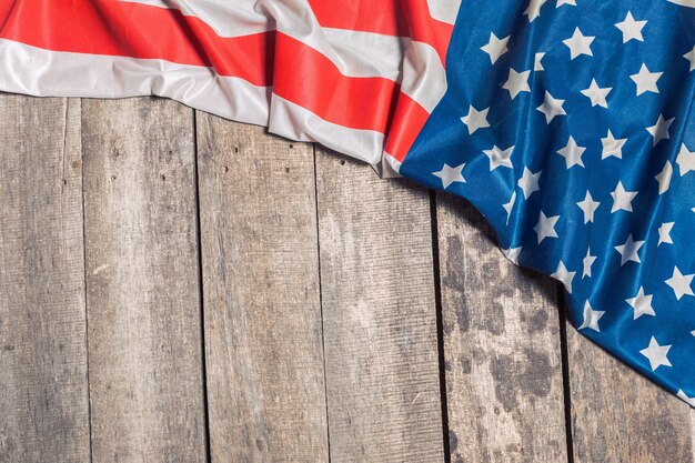 Een Amerikaanse vlag die op een oude, doorstane rustieke houten achtergrond ligt