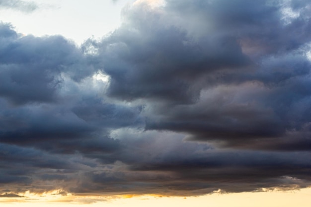 Een angstaanjagende stormachtige hemel Bewolkte wolken in de ondergaande zon Een natuurlijk fenomeen