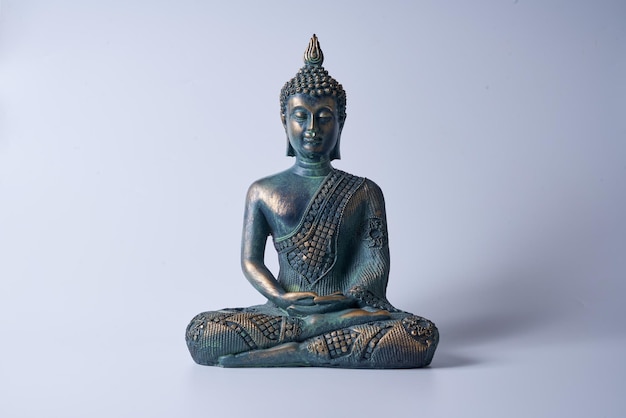 Een antiek bronzen Boeddhabeeld op een witte geïsoleerde achtergrond.