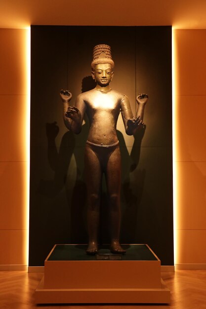 een antiek bronzen standbeeld van Narayana of Vishnu uit de 11e eeuw in het Thailand National Museum