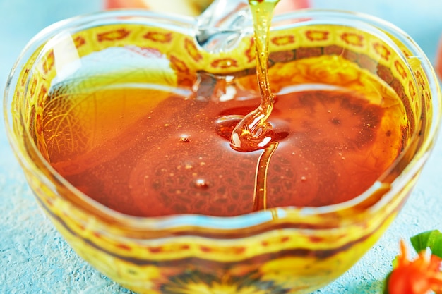 Foto een appelvormige kom met honing