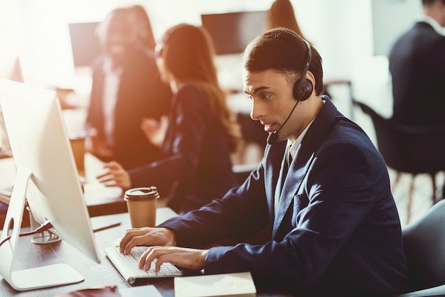 Een Arabische man werkt in het callcenter.