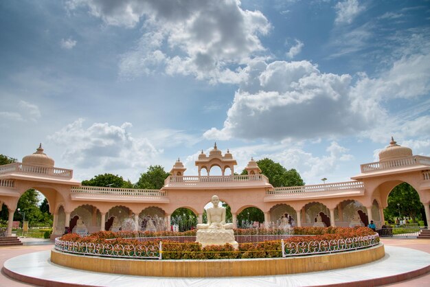 Een architectonisch wonder in Anand Sagar Shri Saint Gajanan Maharaj Sansthan Anand Sagar is een toeristische attractie van Shegaon Maharashtra India