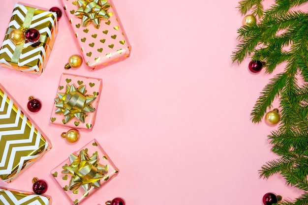 Een arrangement van kerstdecoraties en een geschenkdoos. Kerst Flatlay. Kerst achtergrond. Kopieer ruimte. Bovenaanzicht