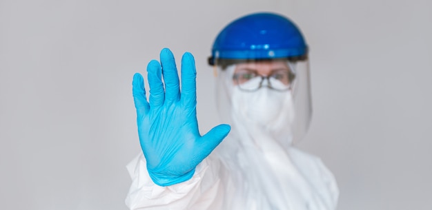 Een arts die een beschermend pak draagt om de pandemie van het coronavirus te bestrijden