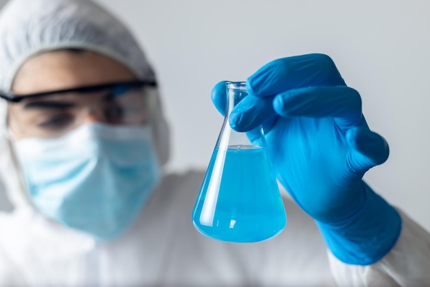 Een arts die een medisch experiment uitvoert in een laboratorium