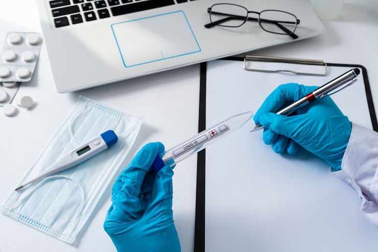 Foto een arts houdt een coronavirus-patiënttest