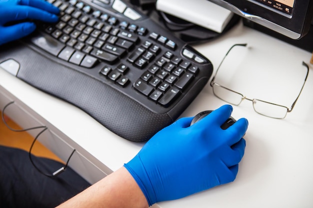 Een arts in blauwe handschoenen verzamelt snel gegevens over een patiënt Het concept van gezondheidszorg en zorgen voor uw gezondheid De werkplek van de arts