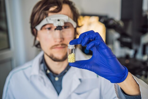 Een arts of wetenschapper houdt in een laboratorium medicijnen vast voor kinderen of ouderen of geneest dieren