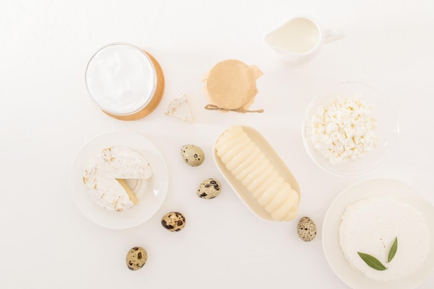 Een assortiment zuivelproducten op een witte tafel zure roomkaas kwark melk yoghurt melk den zuivel dieet bovenaanzicht plat leggen