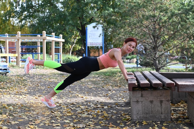 Een atleet in comfortabele sportkleding Outdoor fitness in de stad Gezonde levensstijl Coachoefeningen