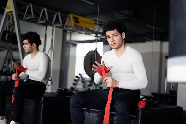 Een atleet met een gezonde levensstijl doet de juiste oefeningen cardiotraining in de sportschool Fitness concept