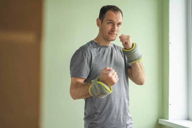 Een atletische man van middelbare leeftijd doet aan sport in een thuisgymnastiek. Zorgen voor je gezondheid