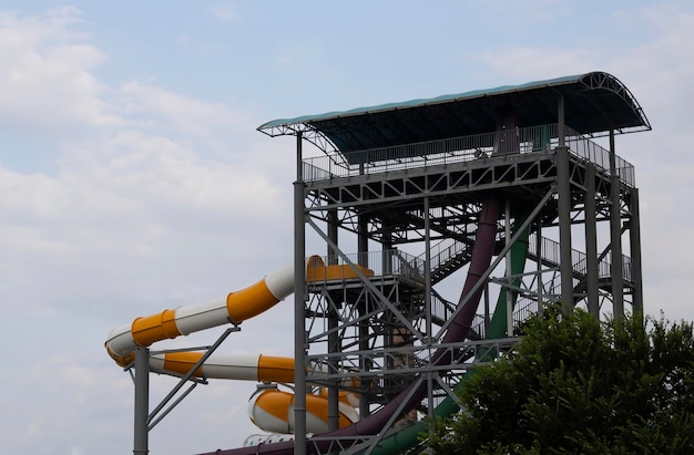 Een attractie in een waterpark in een steile hellingshoek