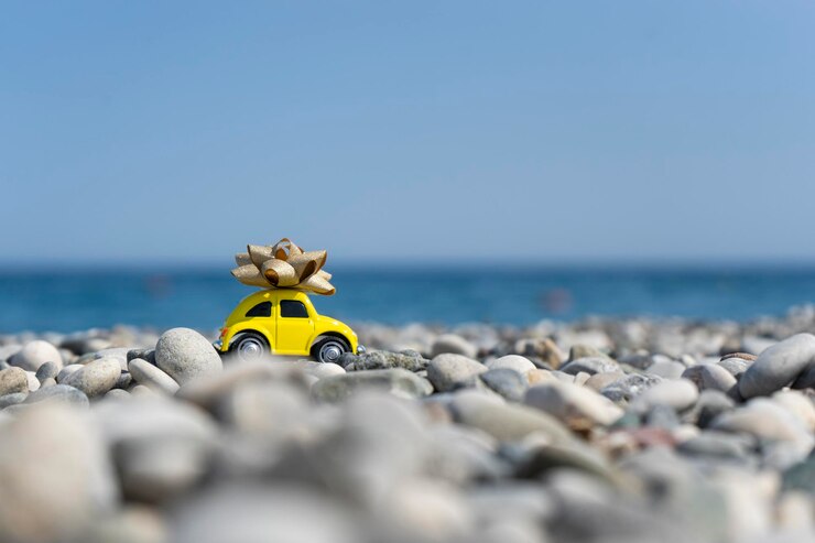 Een auto die op de stenen op het strand staat