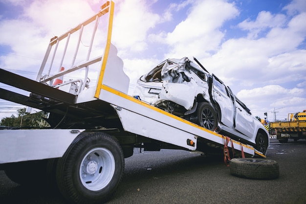 Een auto enge crashende schade gered door slide car service na gevaarlijk ongeval op de weg