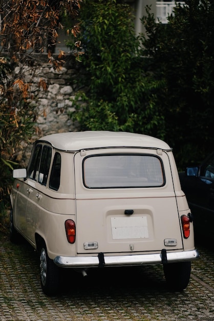 Foto een auto geparkeerd op een oprit met een stenen muur erachter.