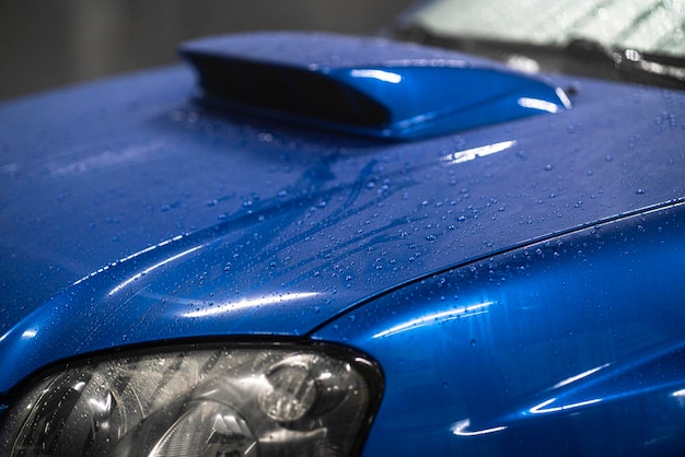 Een auto glanzende hydrofobe coating close-up waterdruppels op de auto