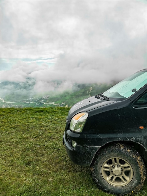 Een auto in een ochtendwolk in de bergen van Dagestan Rusland 2021