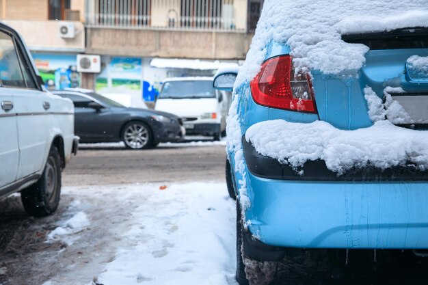 Een auto onder de sneeuw