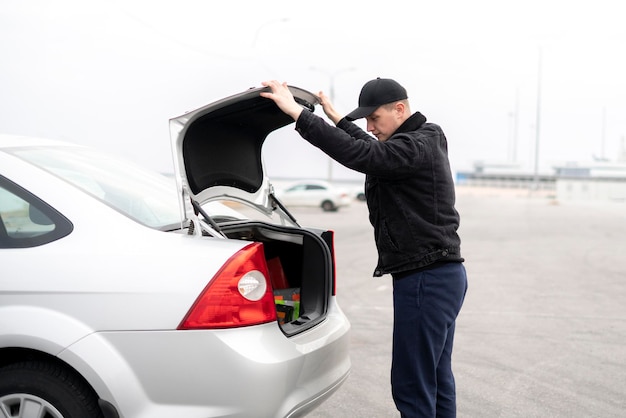 Een automatisch serviceproces, een monteur die een digitale tablet vasthoudt en een motordiagnose maakt