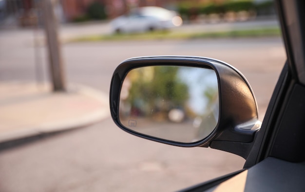 Een autospiegel met een weerspiegeling van de auto in de spiegel.