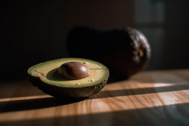 Een avocado op een houten tafel waar de zon op schijnt.