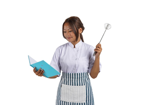 Een Aziatische chef-kok leest een recept voor om thuis brooddeeg te maken. Geïsoleerd op een witte achtergrond.