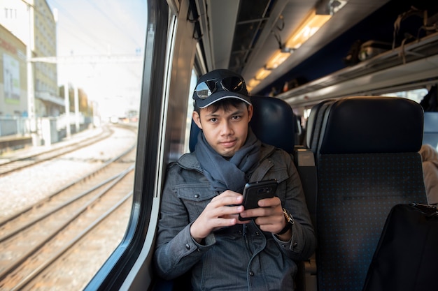 Een Aziatische man die per trein door Europa reist